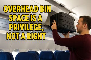 Chỗ để hành lý xách tay trên khoang đựng phía trên đầu là một đặc quyền chứ không phải quyền đương nhiên trên máy bay – English from news